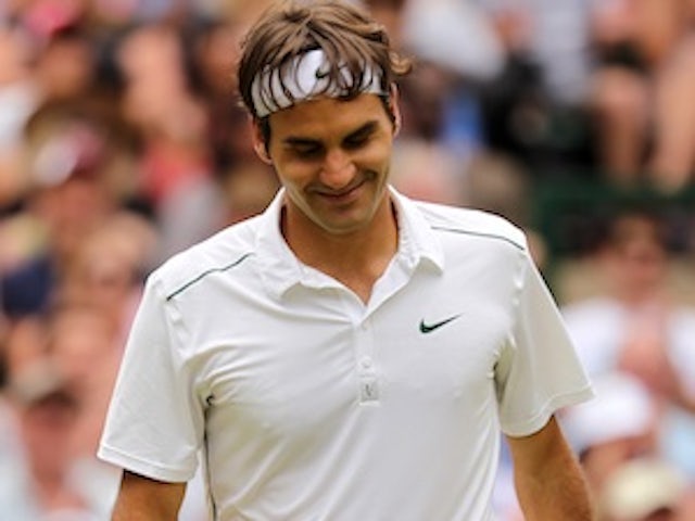 Federer moves into round three