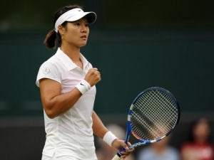 Li Na sees off Czink challenge