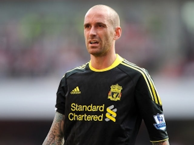 Liverpool's Meireles hands in transfer request