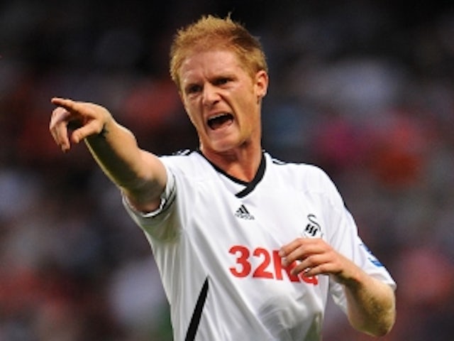 Alan Tate signs new Swansea deal