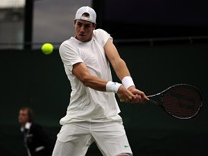 Isner advances at Wimbledon