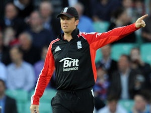 Swann keeps England in contention