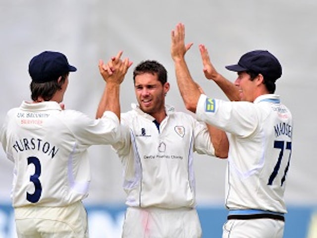 Essex sign all-rounder Greg Smith