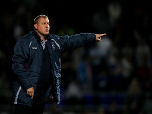 Paul Jewell to stay in charge