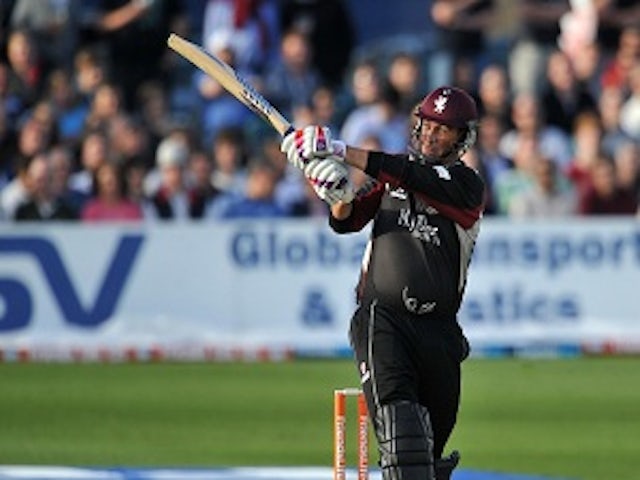 Trescothick signs new Somerset deal
