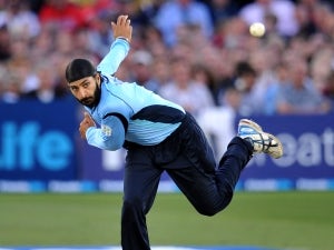 Panesar strikes twice in morning session