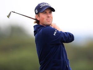 Flawless Simpson gains two-shot lead