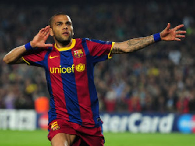 Alves eager to stay at Barca