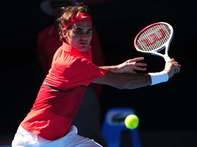 Federer reaches round four