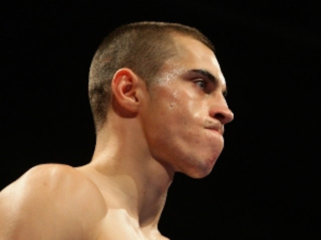 Quigg comes back to retain title