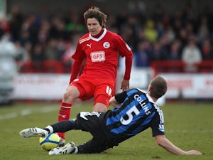Simpson signs new Crawley deal