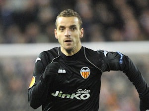Valencia score late to beat nine-man Espanyol