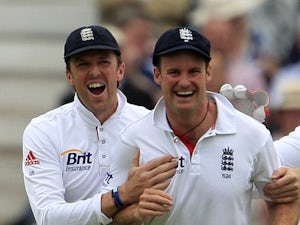 England take vital wickets on day three