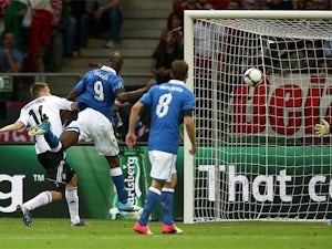 Ten-man Italy squeeze past Denmark