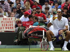 Federer leaves court for treatment