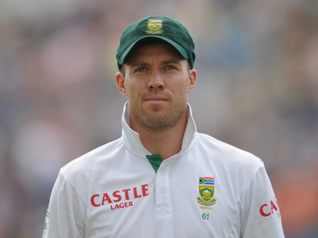 De Villiers helps SA past 400