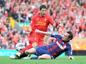 Rodgers leaps to Suarez's defence