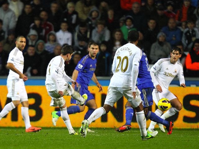 Pablo Hernandez scores the equaliser for Chelsea