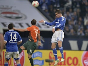 Schalke stay second
