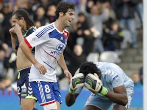 Lyon go top of Ligue 1