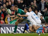 Ireland's Tommy Bowe squeezes past Argentina's Martin Landajo and Juan Imhoff to score a try on November 24, 2012
