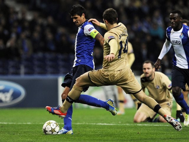 Lucho Gonzalez scores for Porto on November 21, 2012