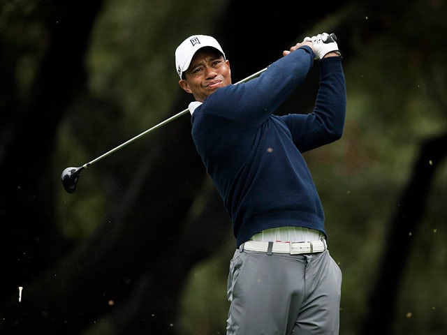 Woods shares lead at Cadillac Championship