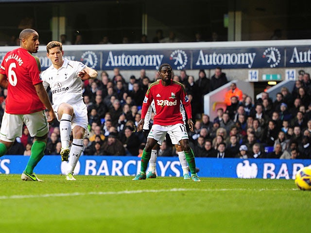 Jan Vertonghen strikes to score the winner against Swansea on December 16, 2012