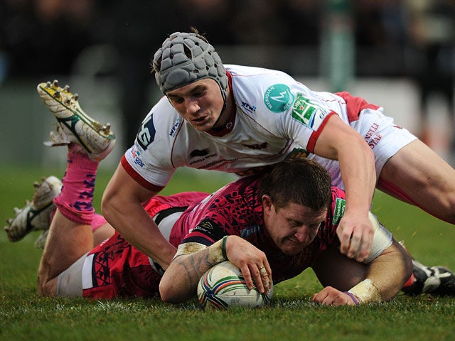 Exeter Chiefs' Simon Alcott beats Scarlets' Jonathan Davies to score his team's second try on December 15, 2012