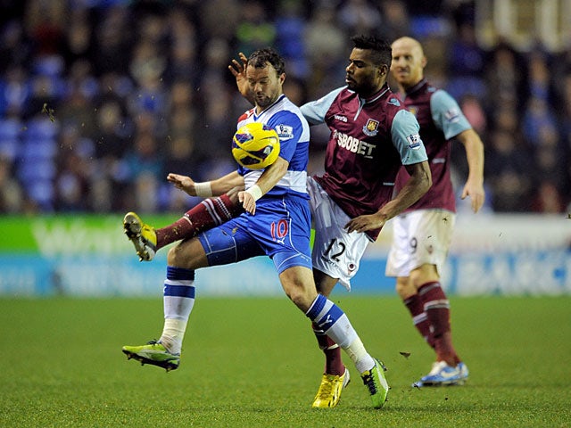 West Ham's Ricardo Vaz Te and Reading's Noel Hunt battle for the ball on December 29, 2012
