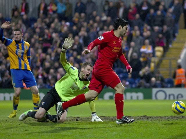 Rodgers defends Suarez handball