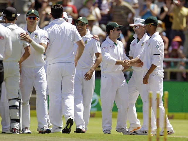 South Africa players celebrate the test victory of New Zealand on January 4, 2013