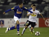 Wellington Paulista of Cruzeiro runs with the ball in a match against Colo Colo of Chile on 15 January, 2010