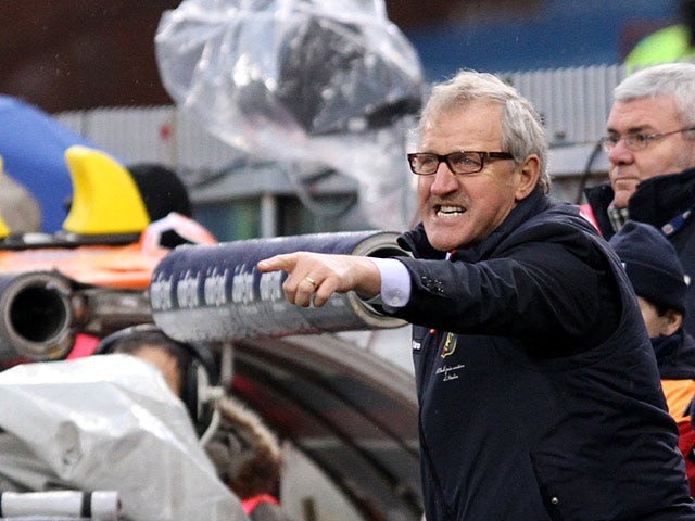 Genoa coach Luigi Delneri gestures to his players during the match against Catania on January 20, 2013