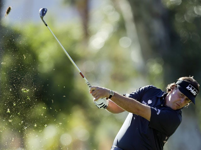 Mickelson moves into clubhouse lead