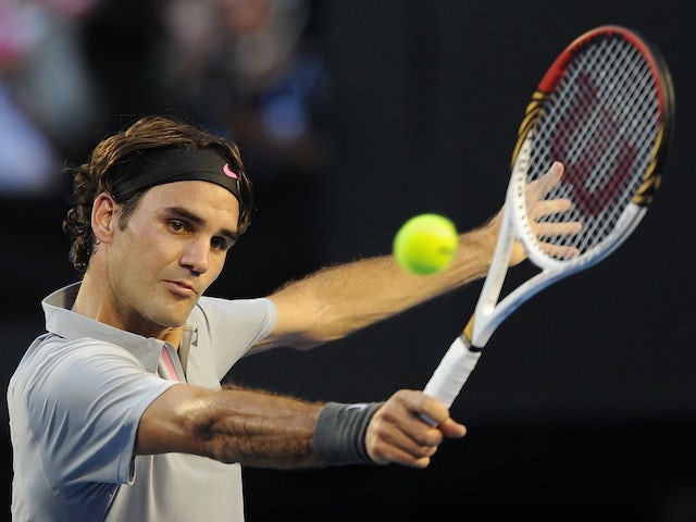 Federer beats Istomin in straight sets