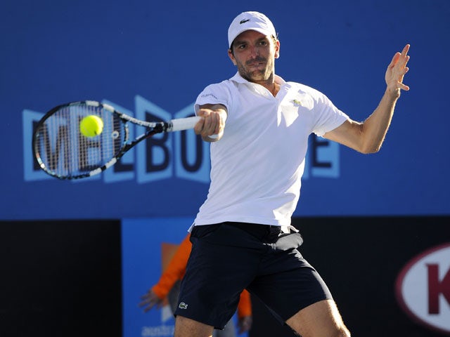 Benneteau comes back to edge into third round