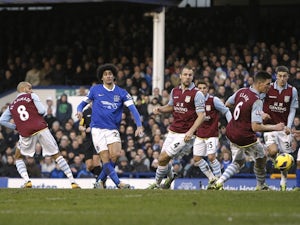 Fellaini steals late Everton draw