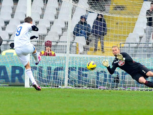 Atalanta BC's German Denis scores a penalty to put his team level against Torino on February 17, 2013