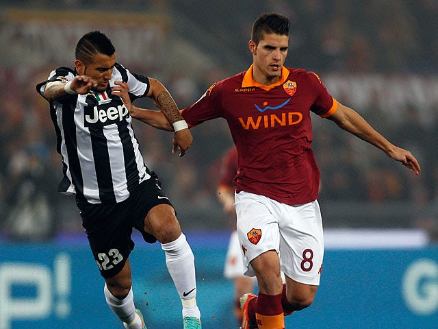 Roma's Lamela and Juventus' Arturo Vidal battle for the ball on February 16, 2013