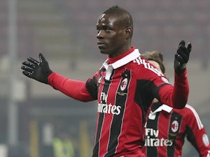Balotelli 'fined for smoking on train'
