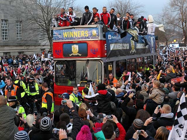 Fans brave elements for Swansea parade