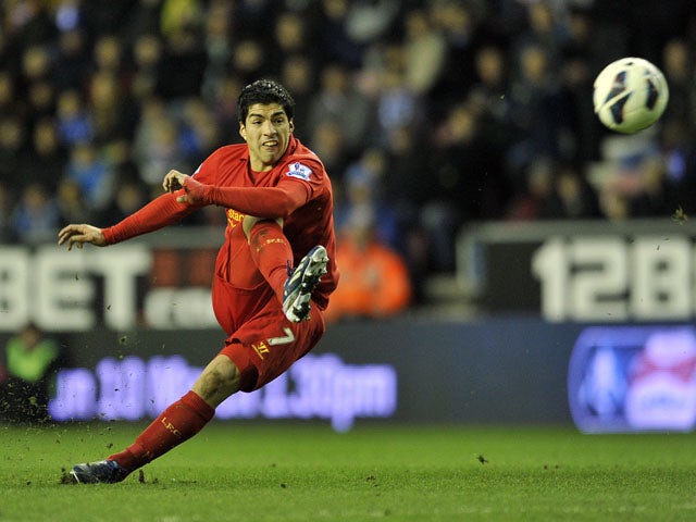 Carragher: 'Liverpool shouldn't sell Suarez'
