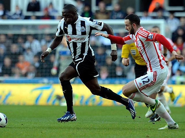 Moussa Sissoko and Marc Wilson battle for the ball on March 10, 2013