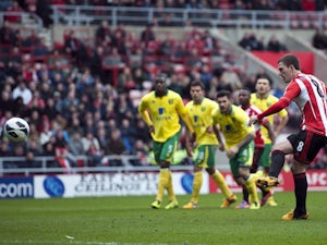 10-man Norwich hold on for draw