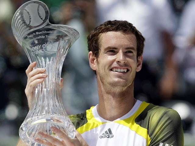 Murray attracts crowd on beach