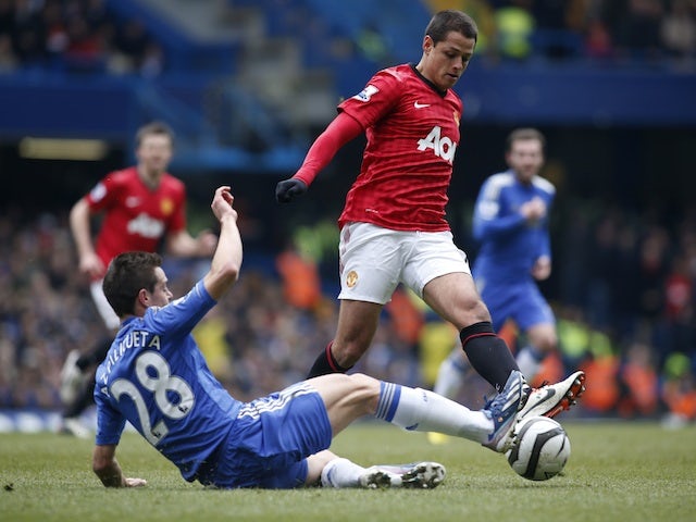 Man Utd's Javier Hernandez is challenged by Chelsea defender Cesar Azpilicueta on April 1, 2013