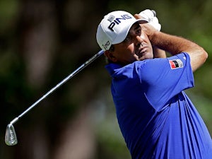 Cabrera shares the lead, Scott, Leishman in contention