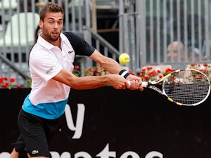 Paire through in straight sets