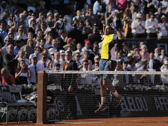 Tsonga blasts past Federer in Paris